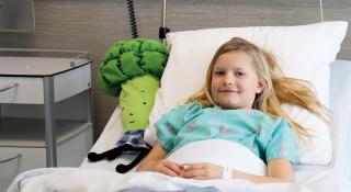Meisje wordt opgenomen in het dagziekenhuis voor kinderen in AZ Sint-Maarten Mechelen