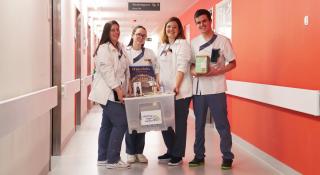 Vier verpleegkundingen op V260 houden comfortkoffer vast