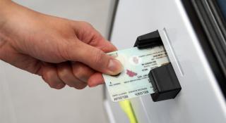 Patiënt leest e-ID in aan de kiosk