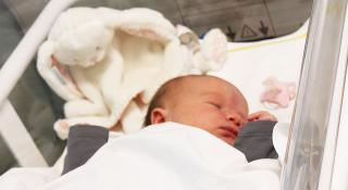 Baby in babybox op materniteit AZ Sint-Maarten