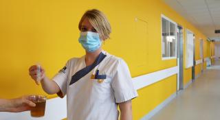 logopedist test vastheid met behulp van IDDSI-test