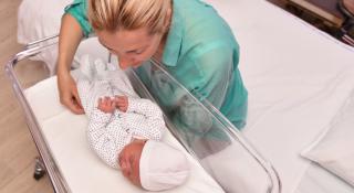 Mama en baby tijdens verblijf op materniteit in Mechels ziekenhuis AZ Sint-Maarten