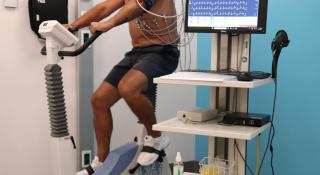 Man doet fietsproef bij de cardioloog