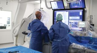 Cardioloog en verpleegkundige voeren hartkatherisatie uit bij patiënt