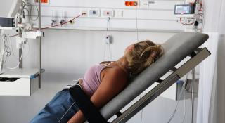 Vrouw laat kanteltafeltest uitvoeren bij cardioloog