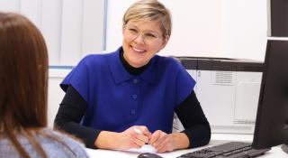 Menopauzeconsulent Jo heeft een consultatie met een vrouw