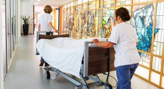 Twee verpleegkundigen rollen ziekenhuisbed door AZ Sint-Maarten Mechelen