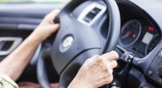 Oudere bestuurder laat haar rijvaardigheid en rijveiligheid testen in het rijcentrum Samen Veilig Mobiel in AZ Sint-Maarten 
