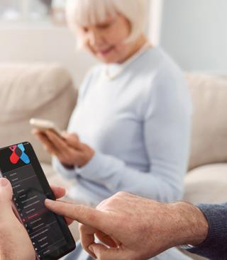 Oudere man en vrouw bekijken mynexuzhealth